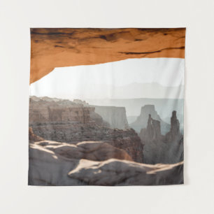 WEISSE UND SCHWARZE ROCKFORMATION UNTER BLAUER HAU WANDTEPPICH