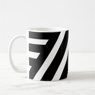 Weiße und schwarze Streifen auf klassischer Tasse