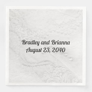 Weiße und silberne Spitzen und Perlen auf Satin Serviette