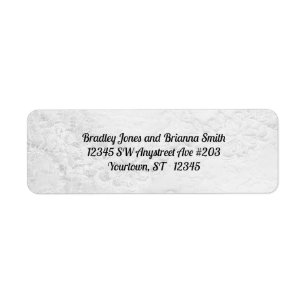 Weiße und silberne Spitzen und Perlen auf Satin We