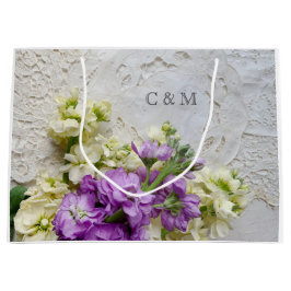 Weiße und violette Blumen an alter Spitze Große Geschenktüte