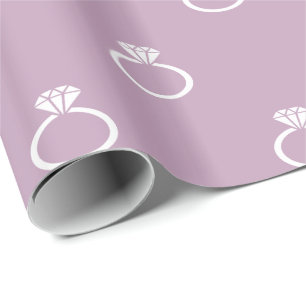 Weiße Verlobungsringe auf lila Mauve Mist Geschenkpapier
