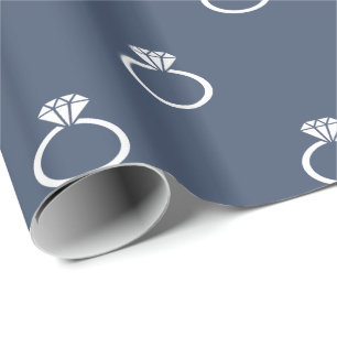 Weiße Verlobungsringe, blaue Jeans Geschenkpapier