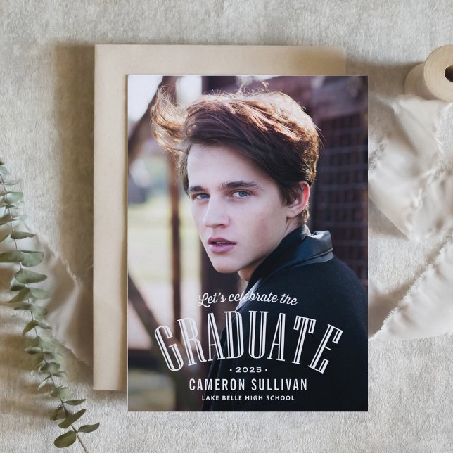 Weiße Vintage Typografie Foto Abschluss Einladung (Customizable class of 2025 photo graduation invitation featuring vintage lettering. )