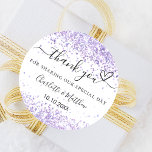 Weiße violette Lavendel Hochzeit danke Runder Aufkleber<br><div class="desc">Ein stilvoller weißer Hintergrund mit lila Konfetti. Personalisieren und fügen Sie Ihre Namen und Hochzeitsdatum. Mit dem Text: Danke,  dass Sie unseren besonderen Tag geteilt haben.</div>