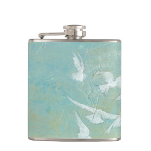 Weiße Vögel, die durch blauen Himmel fliegen Flachmann