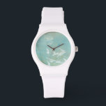 Weiße Vögel fliegen durch den blauen Himmel Armbanduhr<br><div class="desc">Megan Meagher schuf diesen Druck von weißen Vögeln, die durch einen blauen Himmel fliegen. Ein friedliches Bild, das Weiß der Vögel und das Blau des Hintergrunds harmonieren sehr gut. Bestelle noch heute!</div>