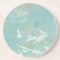 Weiße Vögel fliegen durch den blauen Himmel
