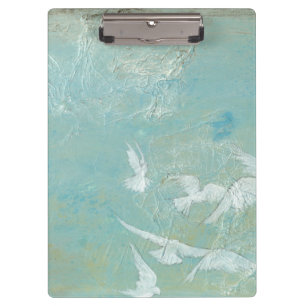 Weiße Vögel fliegen durch den blauen Himmel Klemmbrett