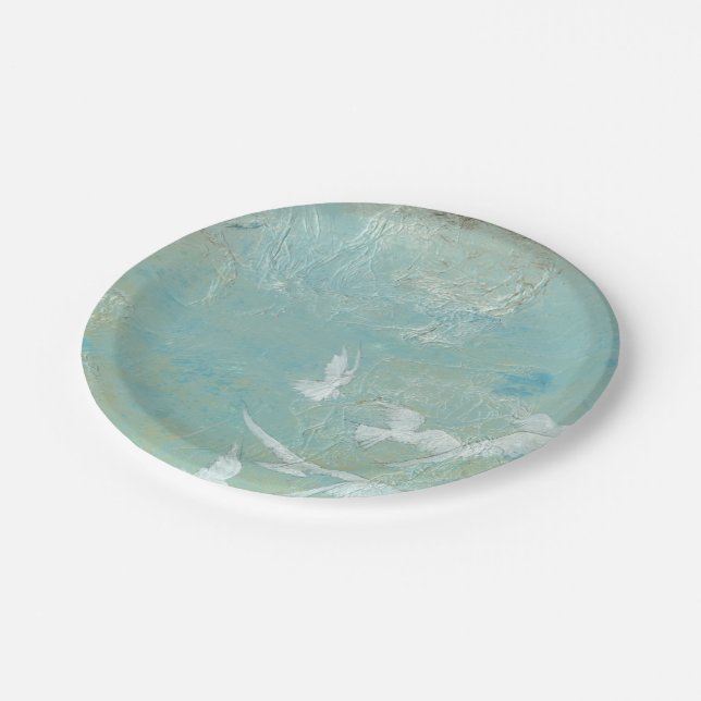 Weiße Vögel fliegen durch den blauen Himmel Pappteller (Schrägansicht)