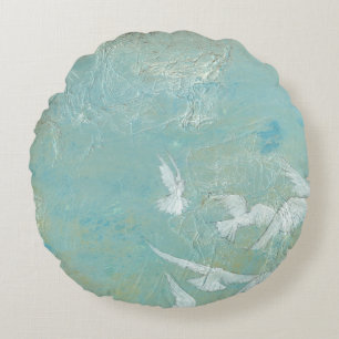 Weiße Vögel fliegen durch den blauen Himmel Rundes Kissen