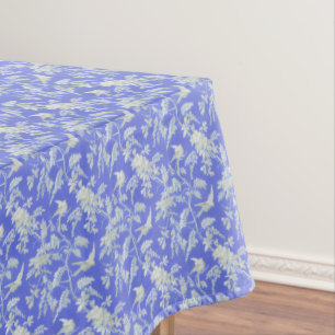 Weiße Vögel und Blume auf blau Tischdecke