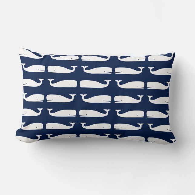 Weiße Wale auf Navy Blue Nautical Lumbar Pillow Lendenkissen (Vorderseite)