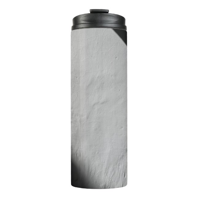 WEISSE WAND MIT SCHWARZTEXTIL THERMOSBECHER (Vorderseite)