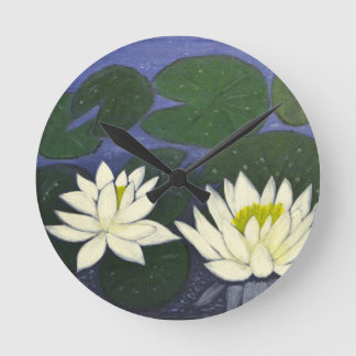 Weiße Wasserlilie Blume in einem Teich. Runde Wanduhr