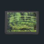 Weiße Wasserlilien von Claude Monet, Vintage Kunst Trifold Geldbörse<br><div class="desc">Die weißen Wasserlilien (1899) von Claude Monet sind ein Vintager Impressionist, der sich mit einem Blumengemälde auskennt. Es ist eine von vielen Variationen der Wasserlilien und japanischen Fußgängergemälde, die Monet in seinem Blumengarten im Frühjahr in Giverny, Frankreich, gemalt hat. Eine Fußgängerbrücke über einen Teich in grünen Tönen. Über den Künstler:...</div>