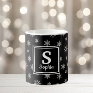 Weiße Weihnachts-Schneeflocken schwarzes Monogramm Kaffeetasse