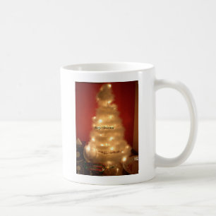 Weiße Weihnachtsbaum-Kollektion mit Dekorationen Tasse