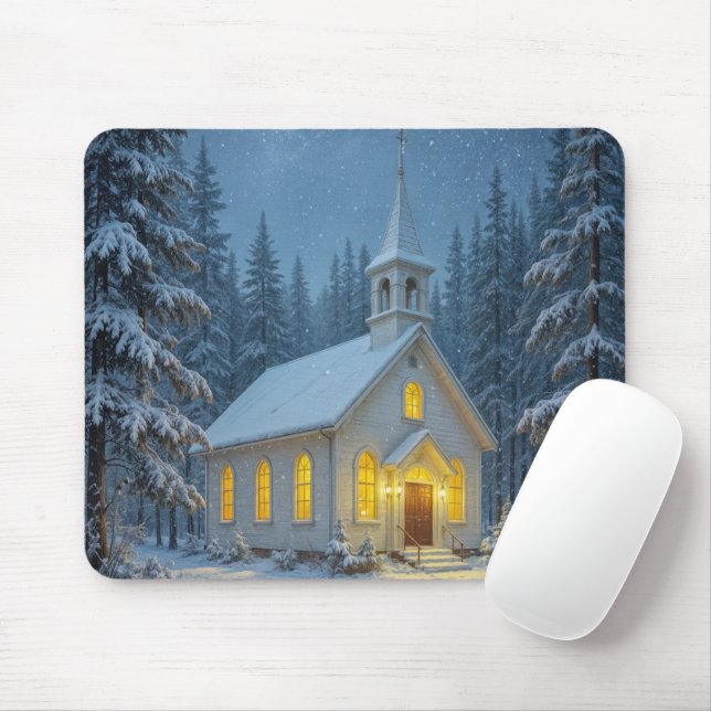 Weiße Weihnachtskapelle in Winterkiefern Mousepad (Mit Mouse)