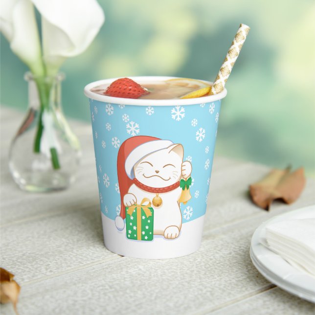 Weiße Weihnachtskatze in einem Red Hat Pappbecher (In Situ)