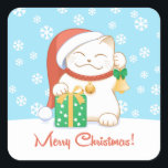 Weiße Weihnachtskatze in einem Red Hat Quadratischer Aufkleber<br><div class="desc">Ein Lächeln der weißen Katze in einem traditionellen roten Weihnachtshut mit einem großen Geschenk verpackt wünscht allen ein frohes Weihnachtsfest! In ihrer links Pfote hält die Katze eine goldene Glocke mit grünem Bogen hoch.</div>