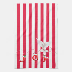 weiße Weihnachtskuppe auf Streifen Geschirrtuch