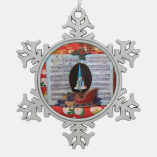 Weiße Weihnachtsmusikbox in der Nähe Schneeflocken Zinn-Ornament