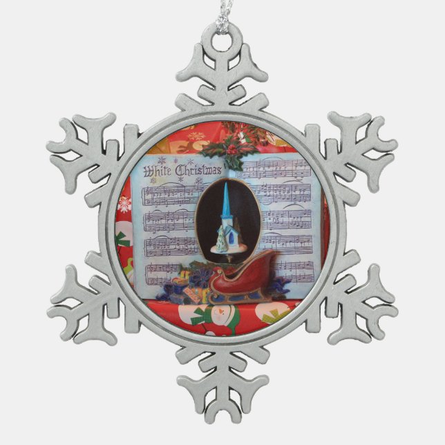 Weiße Weihnachtsmusikbox in der Nähe Schneeflocken Zinn-Ornament (Vorderseite)