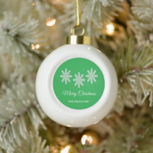 Weiße Weihnachtsschneeflocken Frohe Weihnachtsgrün Keramik Kugel-Ornament