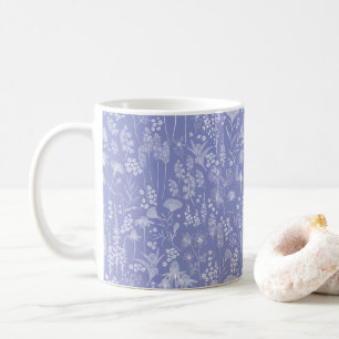 Weiße Wildblume auf Jacaranda lila Kaffeetasse