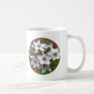 Weiße Wildblume und Bienenfliegen Tasse