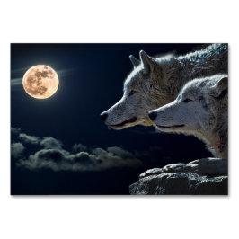 Weiße Wölfe heulen an der Vollmond-Tafelkarte Tischnummer