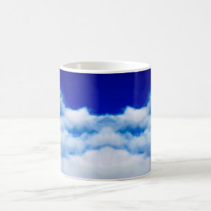 Weiße Wolke gegen den blauen Himmel Kaffeetasse