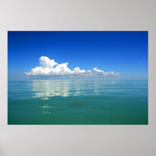 Weiße Wolke über einem Plakat aus dem Meer