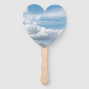 Weiße Wolken am blauen Himmel Fächer