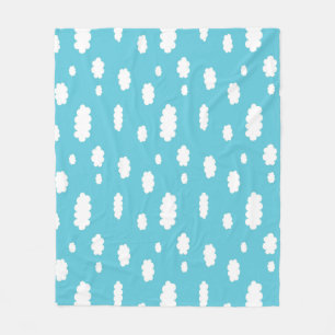 Weiße Wolken auf blauem Himmelshintergrund Fleecedecke