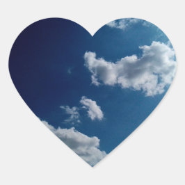 Weiße Wolken auf einem dunkelblauen Himmel Herz-Aufkleber