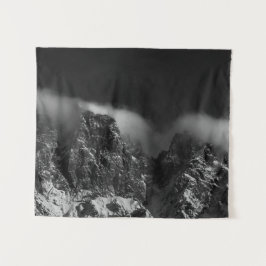 Weiße Wolken bedecken Berge Wandteppich