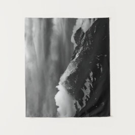 Weiße Wolken über den dunklen Bergen Wandteppich