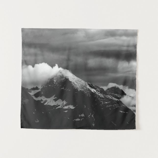 Weiße Wolken über den dunklen Bergen Wandteppich (Vorderseite (Horizontal))