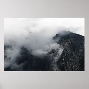 Weiße Wolken über den dunklen felsigen Bergen Poster