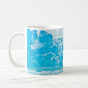 weiße Wolken und hellblauer Himmelshintergrund, P Kaffeetasse