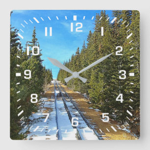 Weiße Zahlen / Bahngleise Schneewald Quadratische Wanduhr