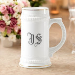 Weißer Bierstein mit kundenspezifischen Keramiken Bierglas<br><div class="desc">Personalisieren Sie einfach unser Keramik Bierstein mit Ihren eigenen Initialen, um es für sich selbst oder als Geschenk besonders attraktiv zu machen. Erhältlich in Grau mit blauem Trimm und Weiß mit metallischem Goldschnitt. Keine Mindestbestellmenge und keine Einrichtungsgebühr. Alle Bestellungen werden von Zazzle auf Zazzle-Produkten ausgeführt. MISOOK hat KEINE persönlichen Daten,...</div>