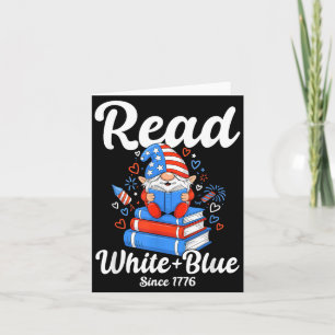 Weißer blauer USA-Gnom liest 4. Juli Karte
