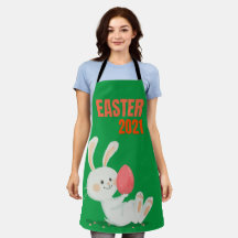 Weißer Bunny Balancing ein Orange Osterei