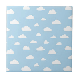Weißer Cartoon Wolken auf blauem Hintergrund Fliese