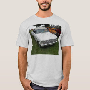 weißer chevy Nova 1963 mit Vorderansicht des T-Shirt