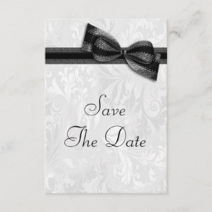 Weißer Damast und Bogen von Imitaten Save the Date Einladung