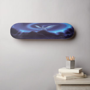 Weißer Drache auf dem Berg Skateboard